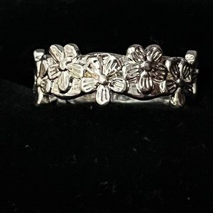 Ladies Daisy Ring Size 8